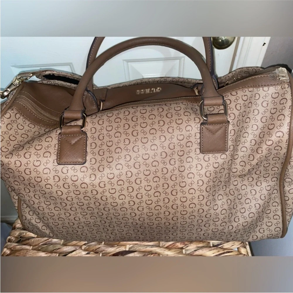 GUESS Tan & Brown Duffel Bag.  New - Picture 2 of 8